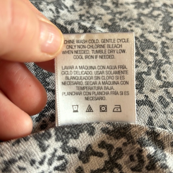 Jaclyn Smith Front Gathered V-Neck Blouse Short Sleeves Paint Splatter Design M - Picture 3 of 16